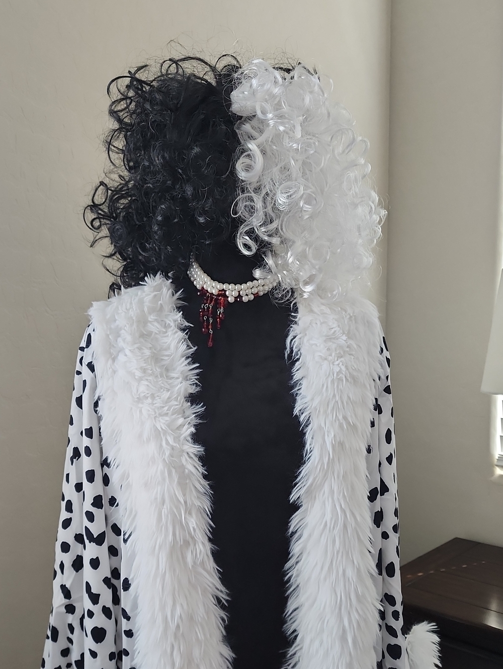 Cruella Women's Costume Curly Wig with White Faux-Fur Dalmatian Cape